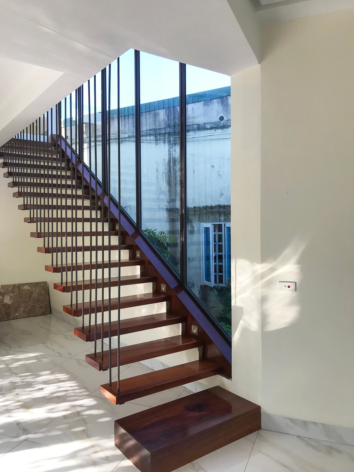 Bậc cầu thang bằng gỗ rời dẫn lên tầng 2.