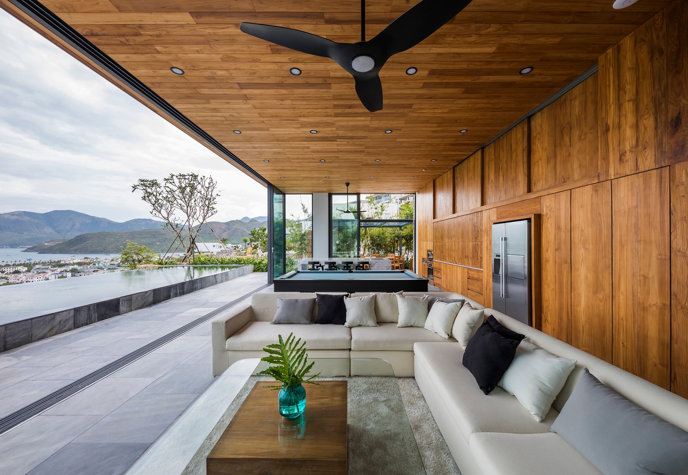 Do đó, mục đích thiết kế chính của ngôi nhà là tối đa hóa trải nghiệm tầm nhìn và quản lý mật độ xây dựng cao của khu vực này trong tương lai, phù hợp với quy định đô thị của địa phương.