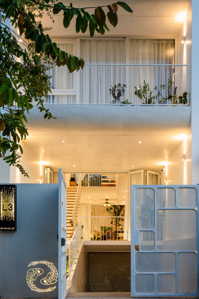 Vẻ ngoài ngôi nhà không quá phô trương nhưng cũng gây ấn tượng khó quên với những đường cong nhẹ nhàng.