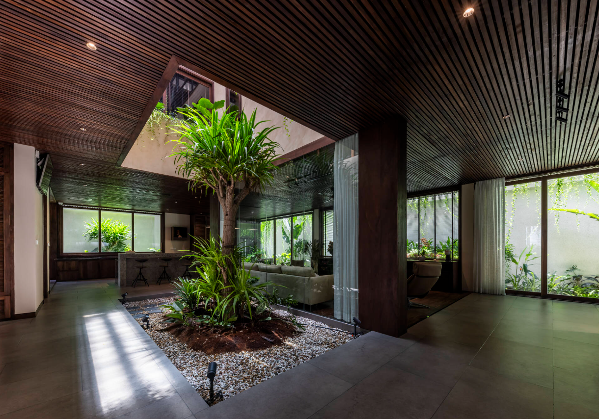 Trong đó, giếng trời đóng vai trò quan trọng trong cách phân bổ ánh sáng đi khắp không gian nhà.