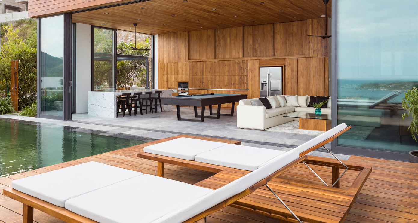 Ở tầng trên mặt đường, có ga-ra và một rạp chiếu phim trong nhà lớn phía sau bể bơi, cửa sổ dưới nước lấy ánh sáng mặt trời tự nhiên, không gian kỹ thuật và spa ở phía sau.