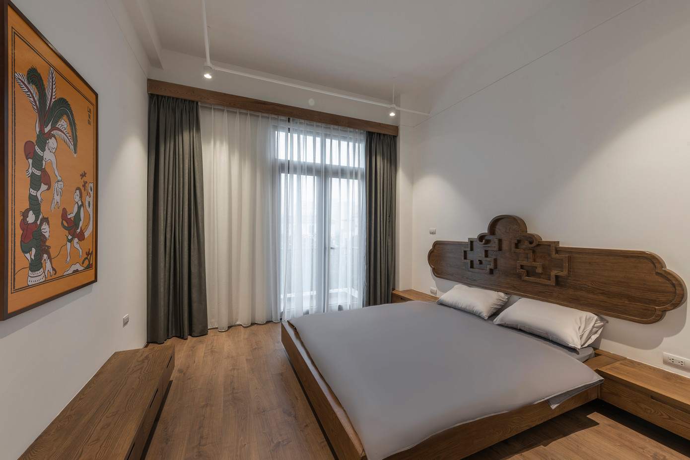 Sàn, kệ giường và tủ đầu giường đều sử dụng gỗ sồi là vật liệu chính. Sàn, kệ giường và tủ đầu giường đều sử dụng gỗ sồi là vật liệu chính.