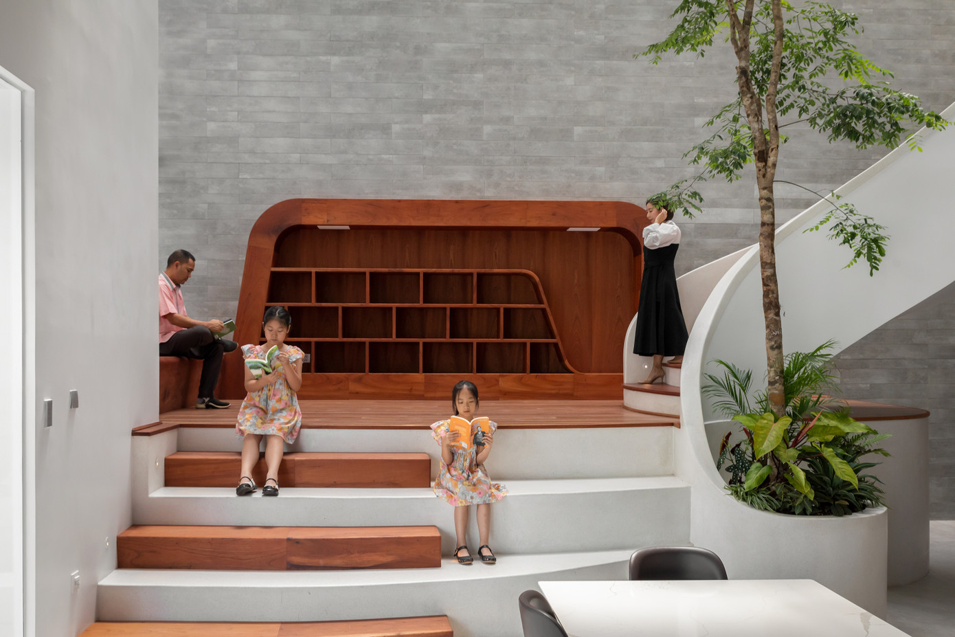 Chiếu nghỉ ở cầu thang trở thành nơi vui chơi, thư giãn.