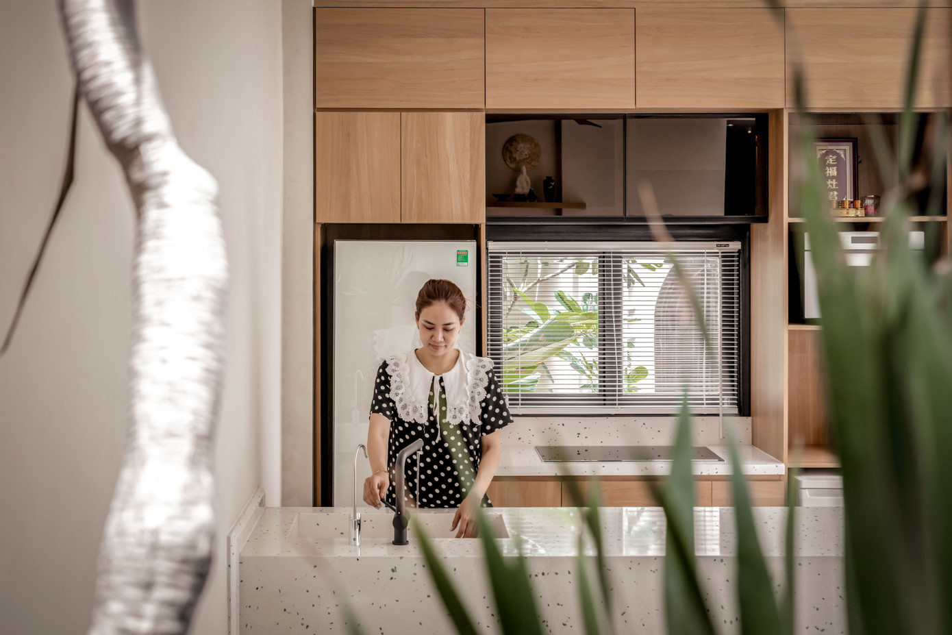 Căn bếp nhỏ nhưng đầy đủ tiện nghi, vẫn có không gian dành cho cây xanh.