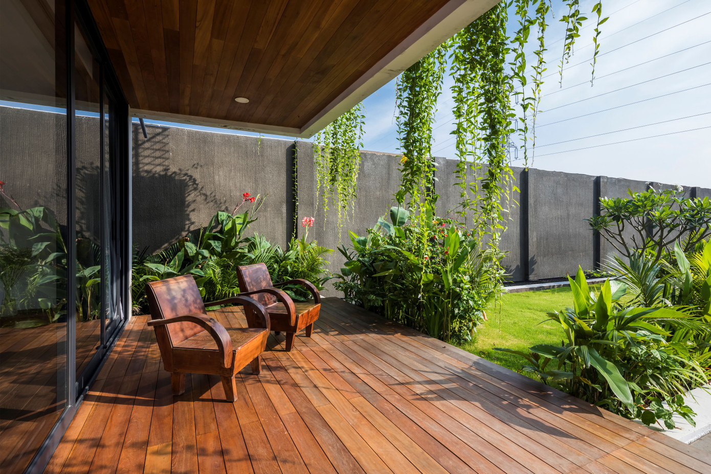 Hàng hiên rộng trước nhà là nơi thư giãn vào mỗi buổi chiều.