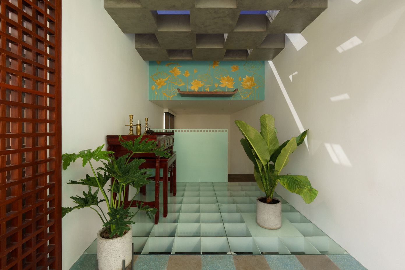 Phòng thờ kết hợp cây xanh với tông màu xanh pastel làm chủ đạo, mang đến cảm giác trang nghiêm.