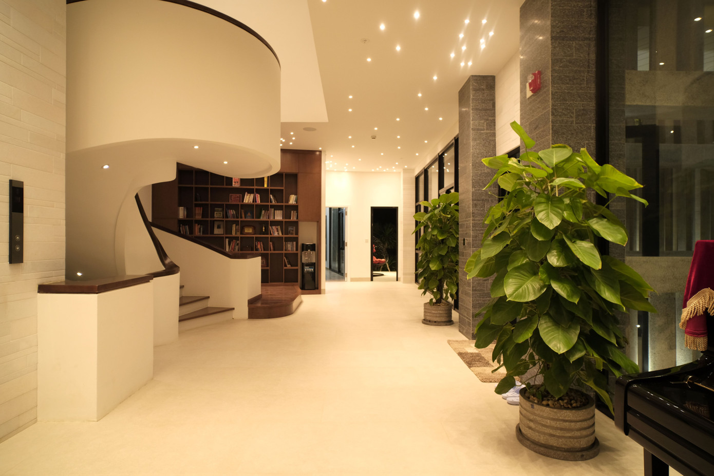 Tầng trệt lấy gam màu trắng làm chủ đạo, điểm xuyết những chậu cây xanh, khiến không gian thêm trong lành.