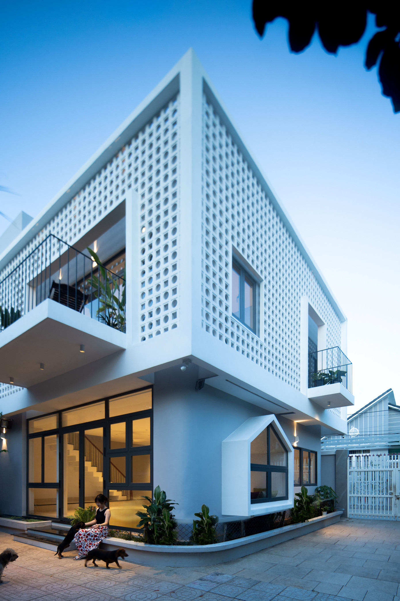 Ngôi nhà có khoảng sân rộng cho các thành viên trong gia đình thư giãn.