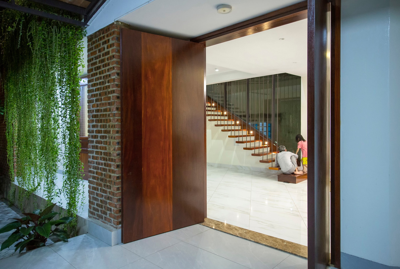 Ngôi nhà có không gian rộng rãi để trẻ nhỏ vui chơi và người già nghỉ ngơi.