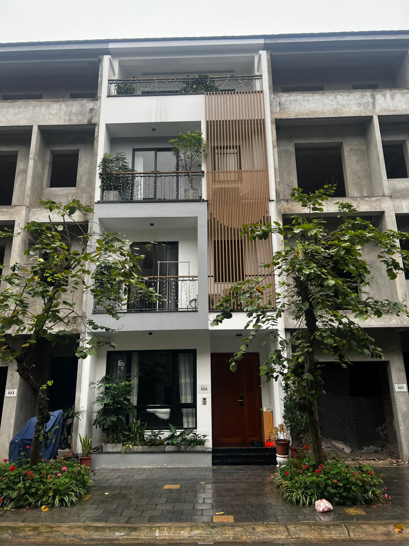 Số lượng giao dịch phân khúc liền kề, biệt thự giảm 65% theo năm. Số lượng giao dịch phân khúc liền kề, biệt thự giảm 65% theo năm.