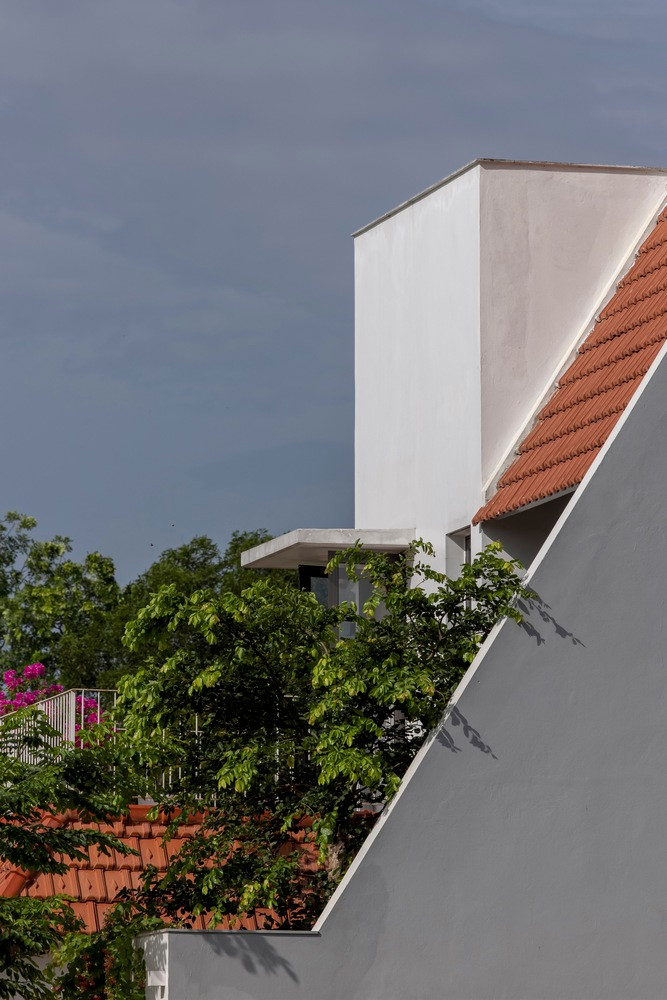 Yếu tố lợp mái ngói thực tế bằng đất nung này là sự đơn giản mà gia chủ muốn cho căn nhà của mình.