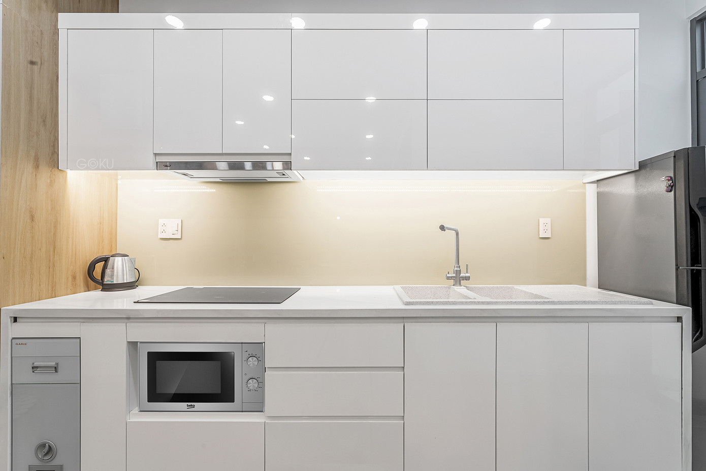 Phòng bếp lấy gam màu trắng là màu chủ đạo khiến không gian sáng sủa và như rộng hơn.