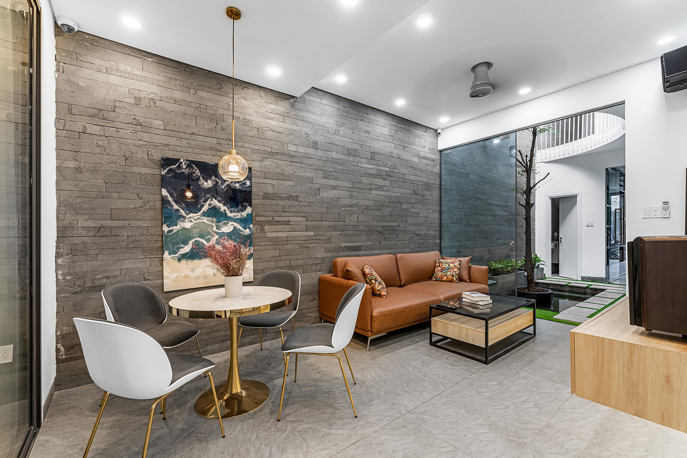 Phòng khách cũng là showroom trưng bày sản phẩm nội thất.