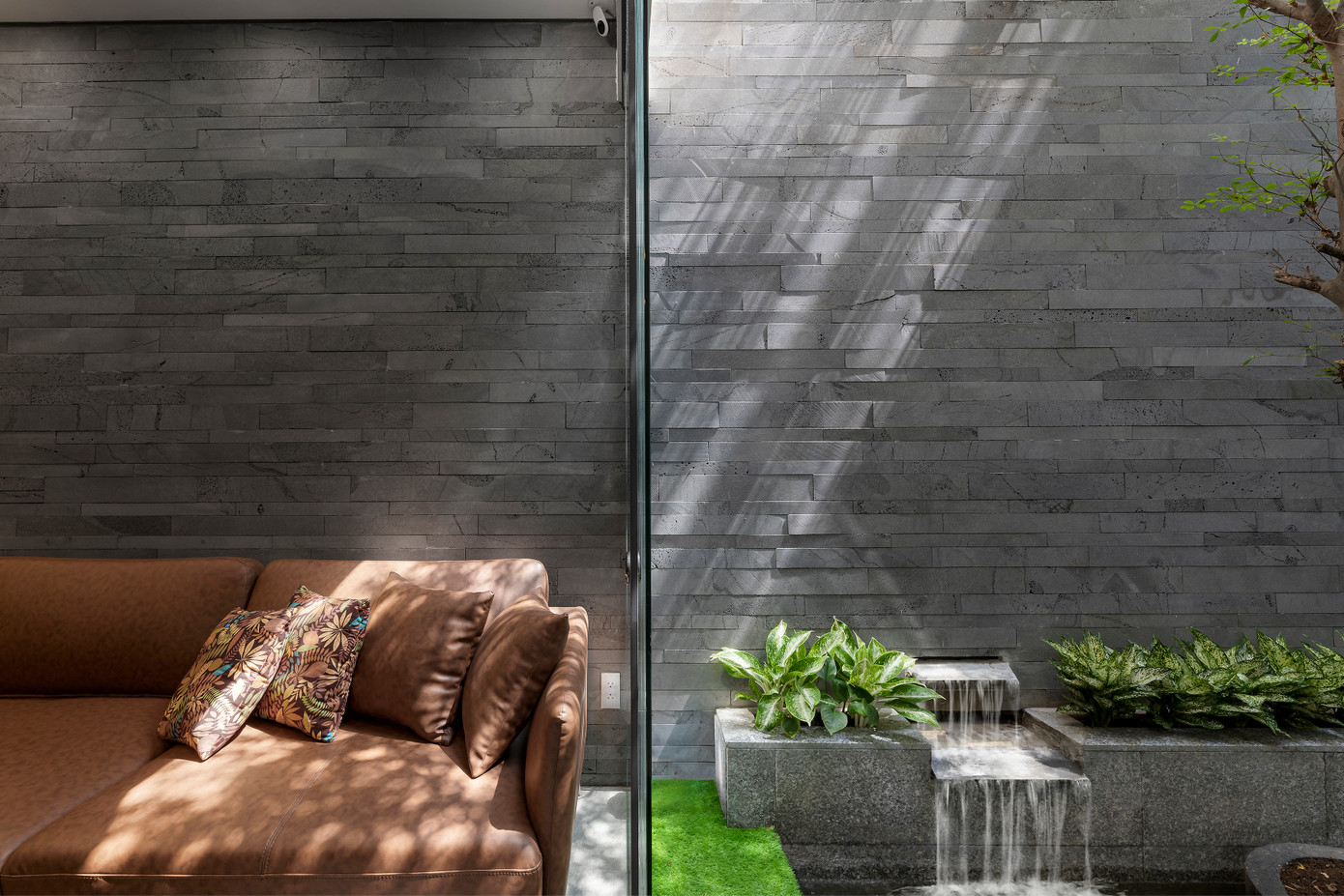 Góc sofa thư giãn bên cạnh hồ cá Koi nằm ở tầng 1.