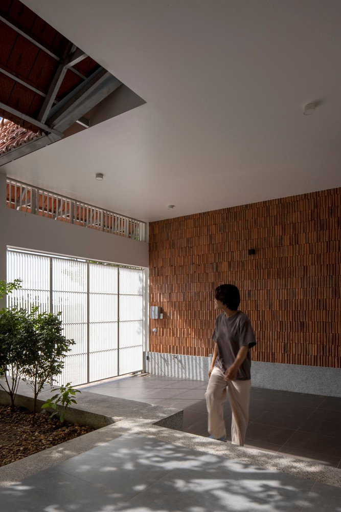 Căn nhà linh hoạt, rộng mở và đa dạng, với nhiều không gian mở và thoáng khí.