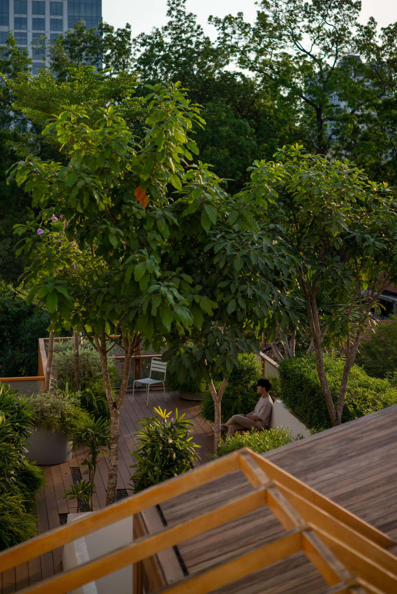 Hiên nhà là nơi thư giãn mỗi buổi chiều về. Hiên nhà là nơi thư giãn mỗi buổi chiều về.