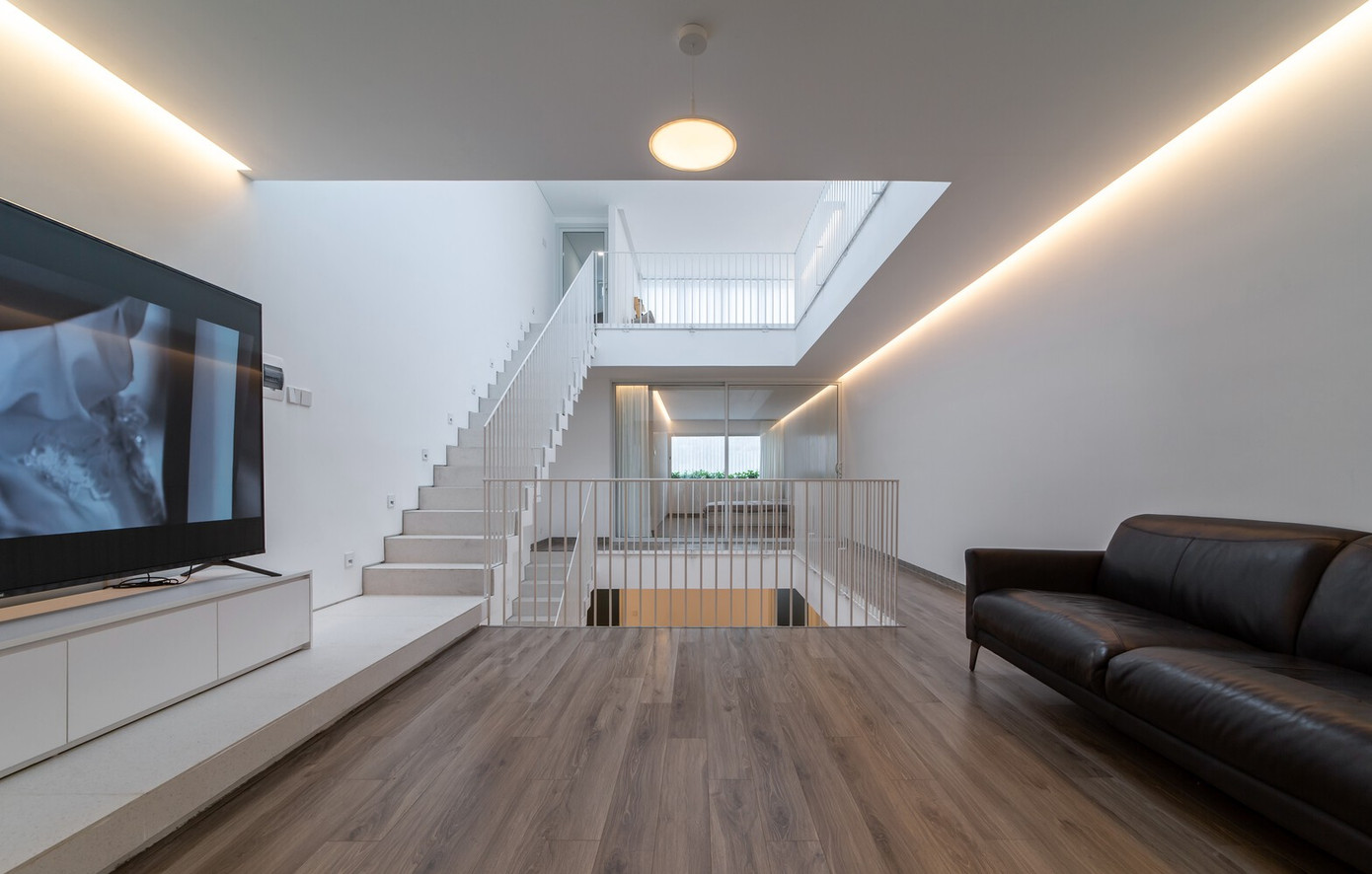 Chức năng sống và làm việc chia theo tầng và kết nối với giếng trời. Công việc spa vận hành ở tầng một và tầng hai, gia đình ở tầng ba và bốn. Phòng bếp/ăn là nơi công việc và chỗ ở riêng tư giao nhau.