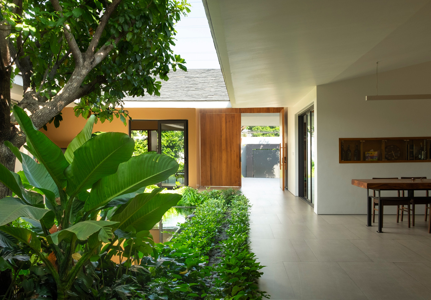 Những khối nhà tách rời tạo nên sự thông thoáng và cuộc sống hòa hợp với thiên nhiên.