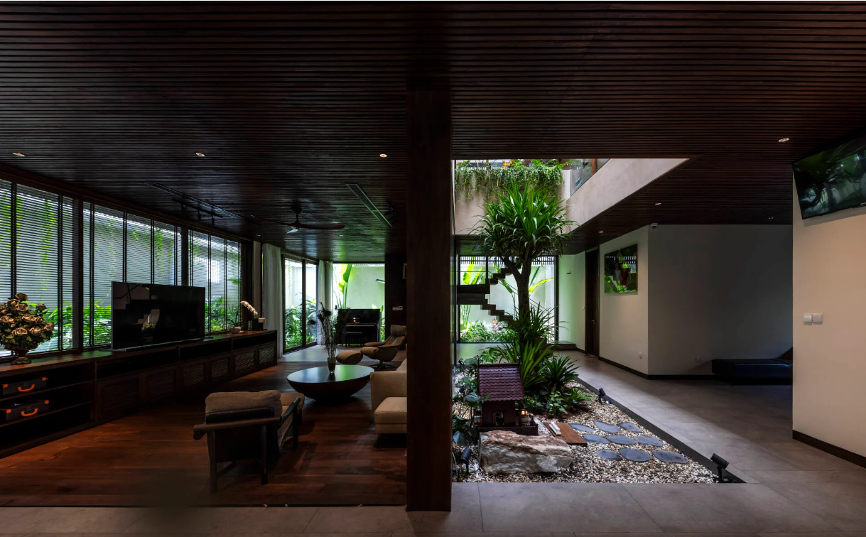 Các không gian sinh hoạt chung của tầng trệt được kết nối với nhau bởi sân vườn.