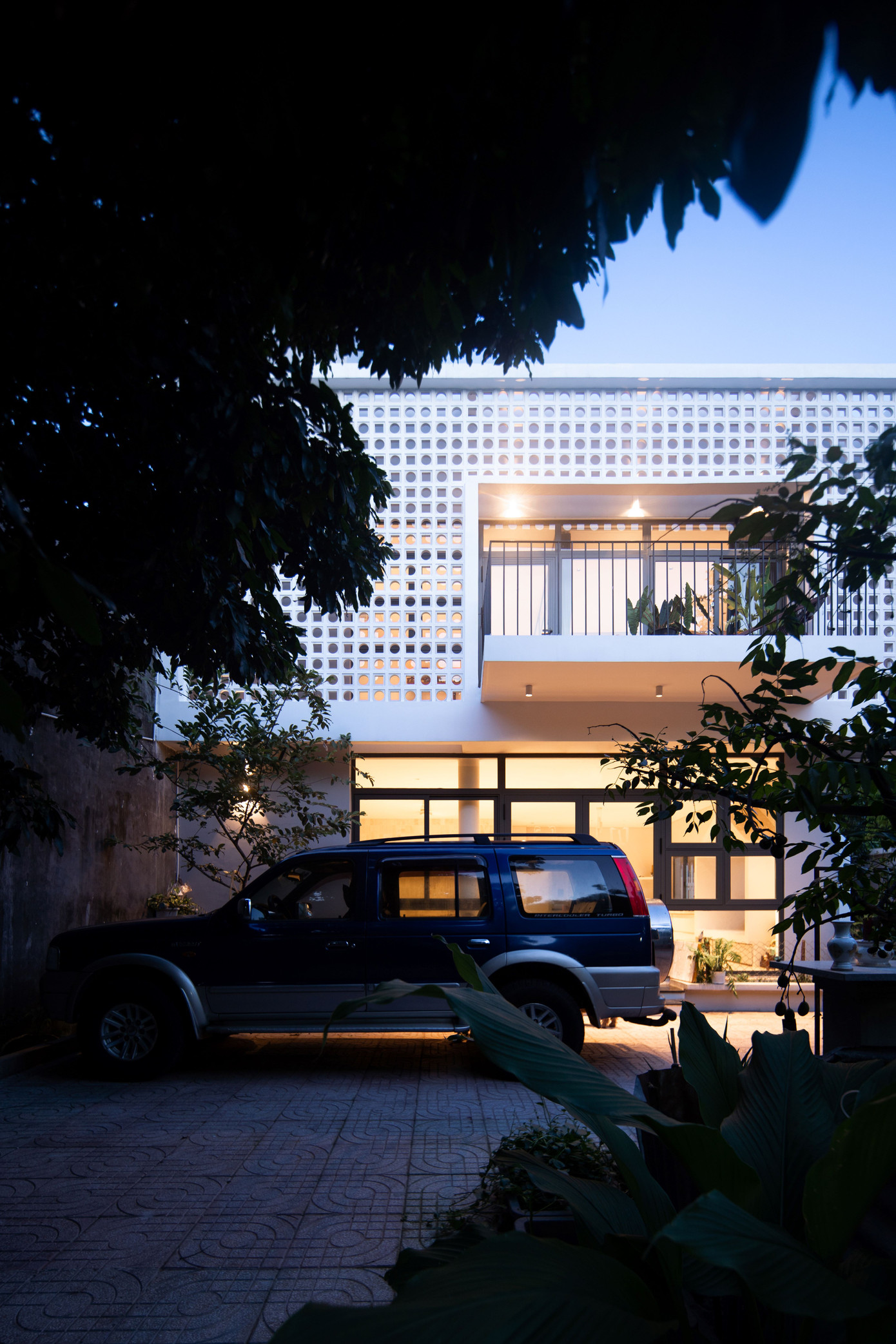 Ngôi nhà vừa thông thoáng, gần gũi với thiên nhiên, vừa độc đáo với lớp gạch hoa gió.