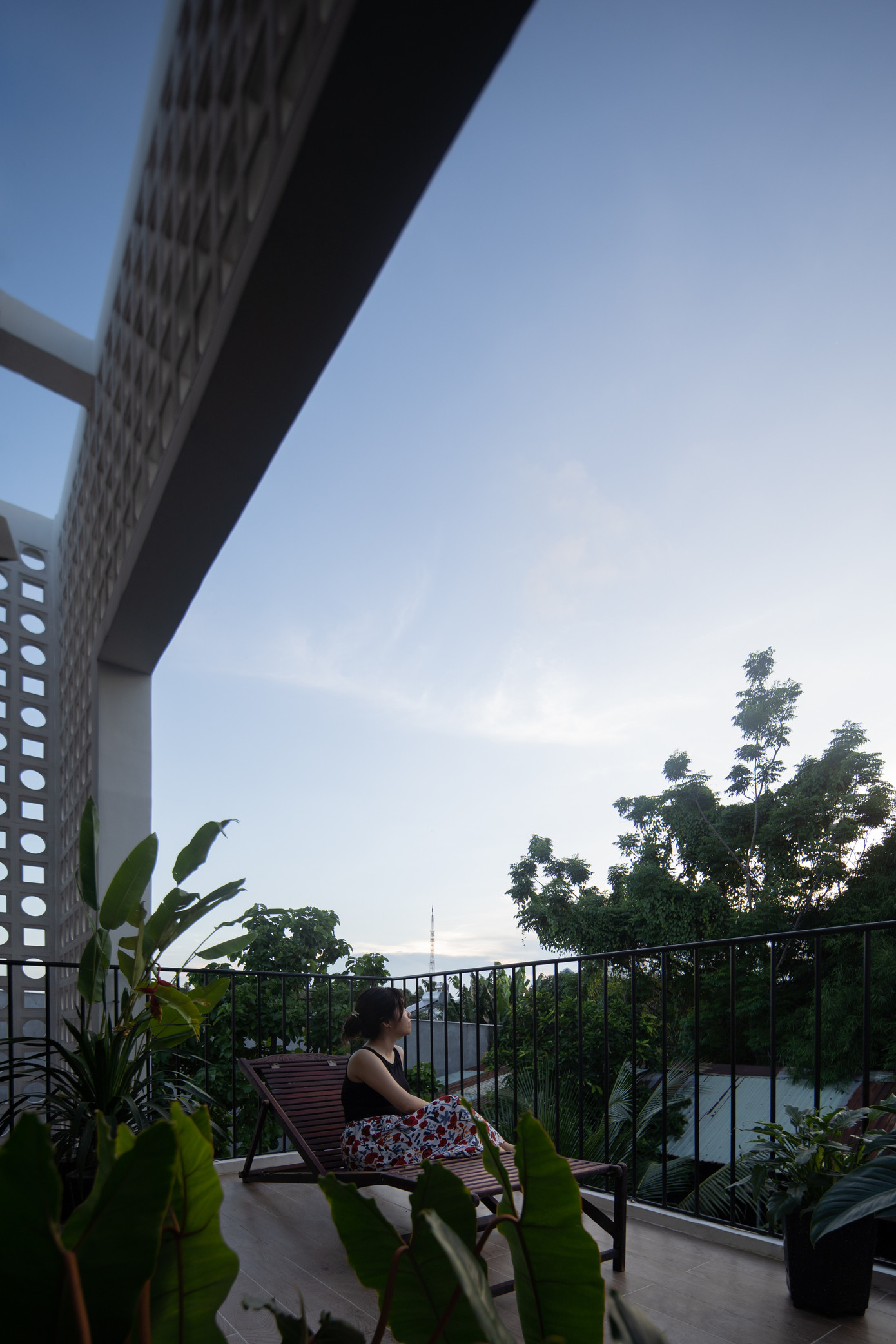 Cây xanh được trồng ở ban công tầng 2, mang lại sức khỏe cho gia chủ.