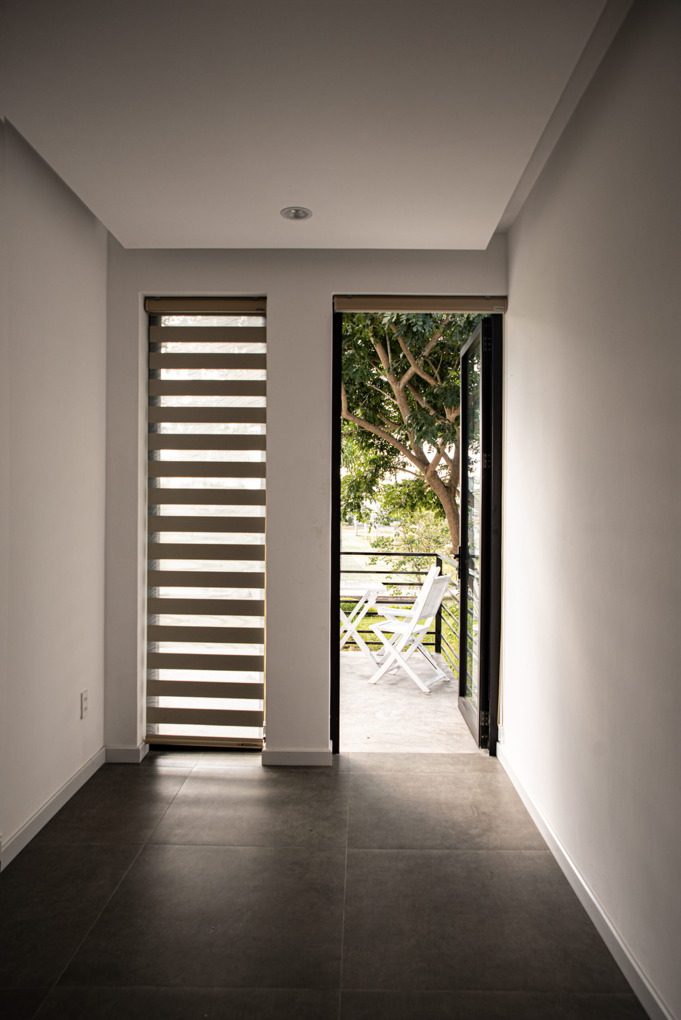 Ánh sáng tự nhiên được đưa vào nhà một cách tinh tế.