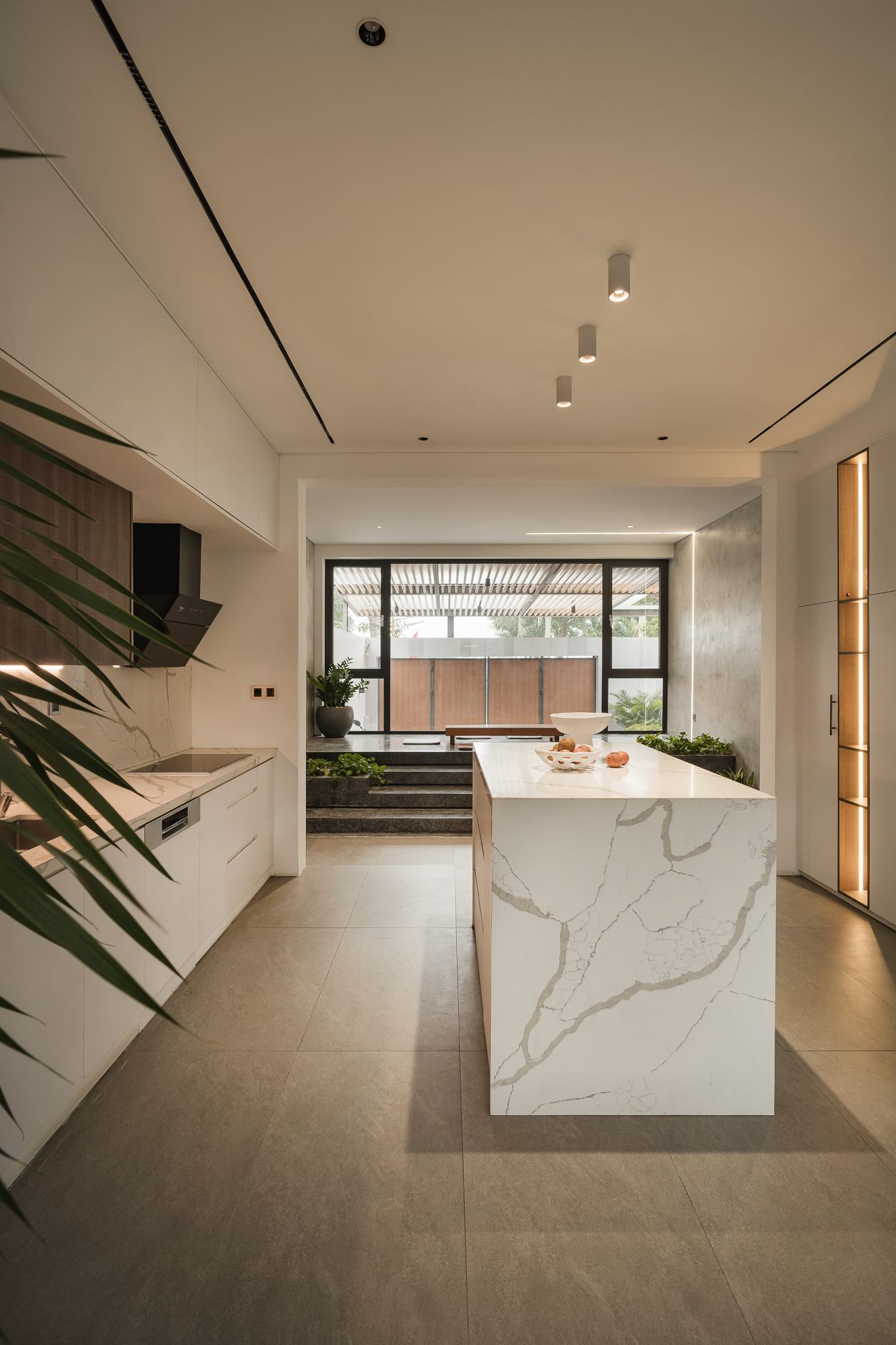 Đối diện với phòng bếp là một không gian giải trí nhỏ và khu vực đậu xe. Đối diện với phòng bếp là một không gian giải trí nhỏ và khu vực đậu xe.