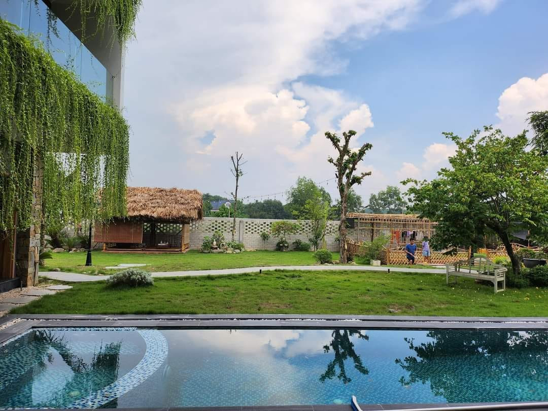 Căn biệt thự bên ngoài xanh mát, bên trong tiện nghi, hiện đại mang đến cảm giác thư thái và thoải mái cho các thành viên trong gia đình. Căn biệt thự bên ngoài xanh mát, bên trong tiện nghi, hiện đại mang đến cảm giác thư thái và thoải mái cho các thành viên trong gia đình.