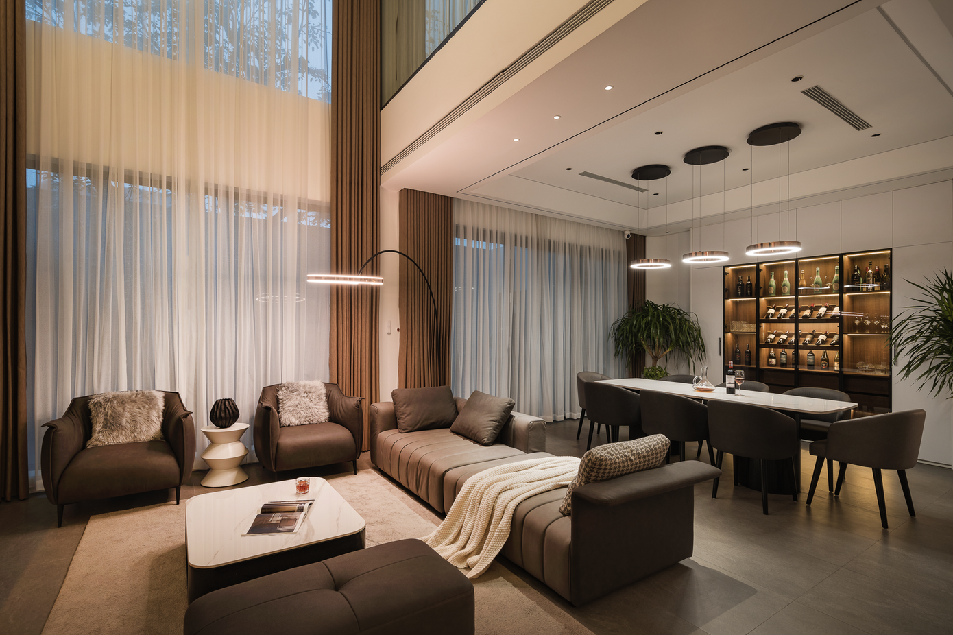 Chiều về, các thành viên trong gia đình có thể quây quần ở phòng khách và phòng ăn bên ánh đèn ấm cúng. Chiều về, các thành viên trong gia đình có thể quây quần ở phòng khách và phòng ăn bên ánh đèn ấm cúng.