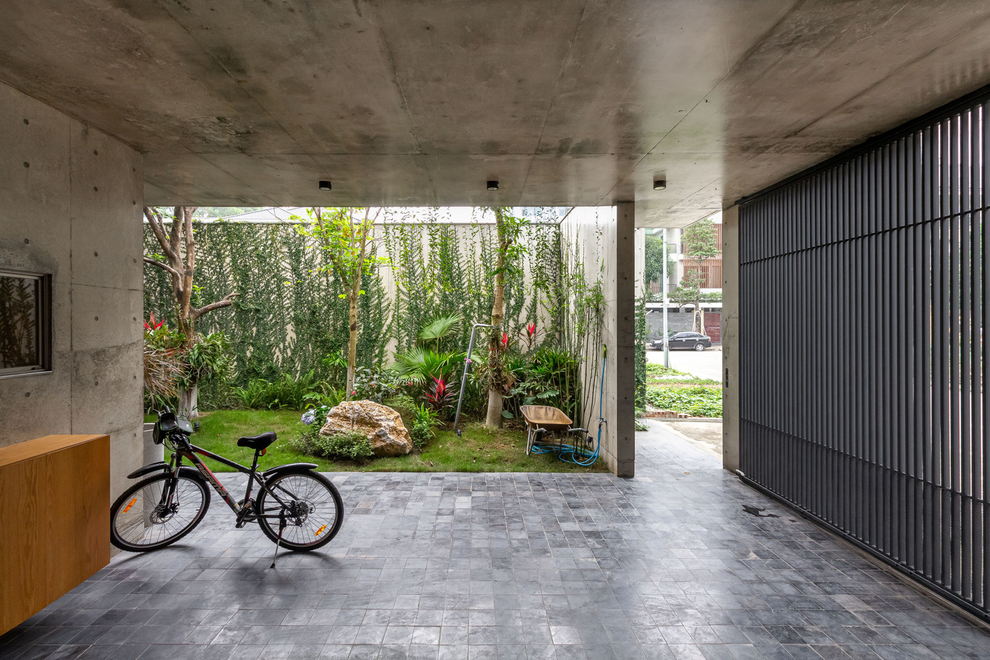 Các khu vườn được đặt xen kẽ nhau, trở thành một phần của ngôi nhà. Các khu vườn được đặt xen kẽ nhau, trở thành một phần của ngôi nhà.