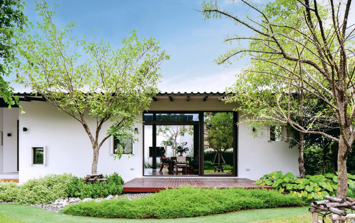 Nhà cấp 4 kiểu Nhật có tất cả các phòng nhìn ra khu vườn xanh mát ảnh 1