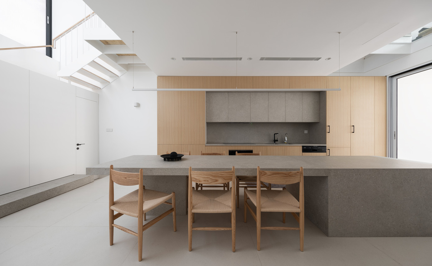 Ngôi nhà cách Vịnh Hạ Long 300m, nơi có khí hậu ven biển với hai mùa rõ rệt: mùa đông và mùa hạ. Nhiệt độ thay đổi nhiều giữa các mùa, cùng lượng lớn ánh sáng mặt trời và gió biển mát lạnh thổi quanh năm.