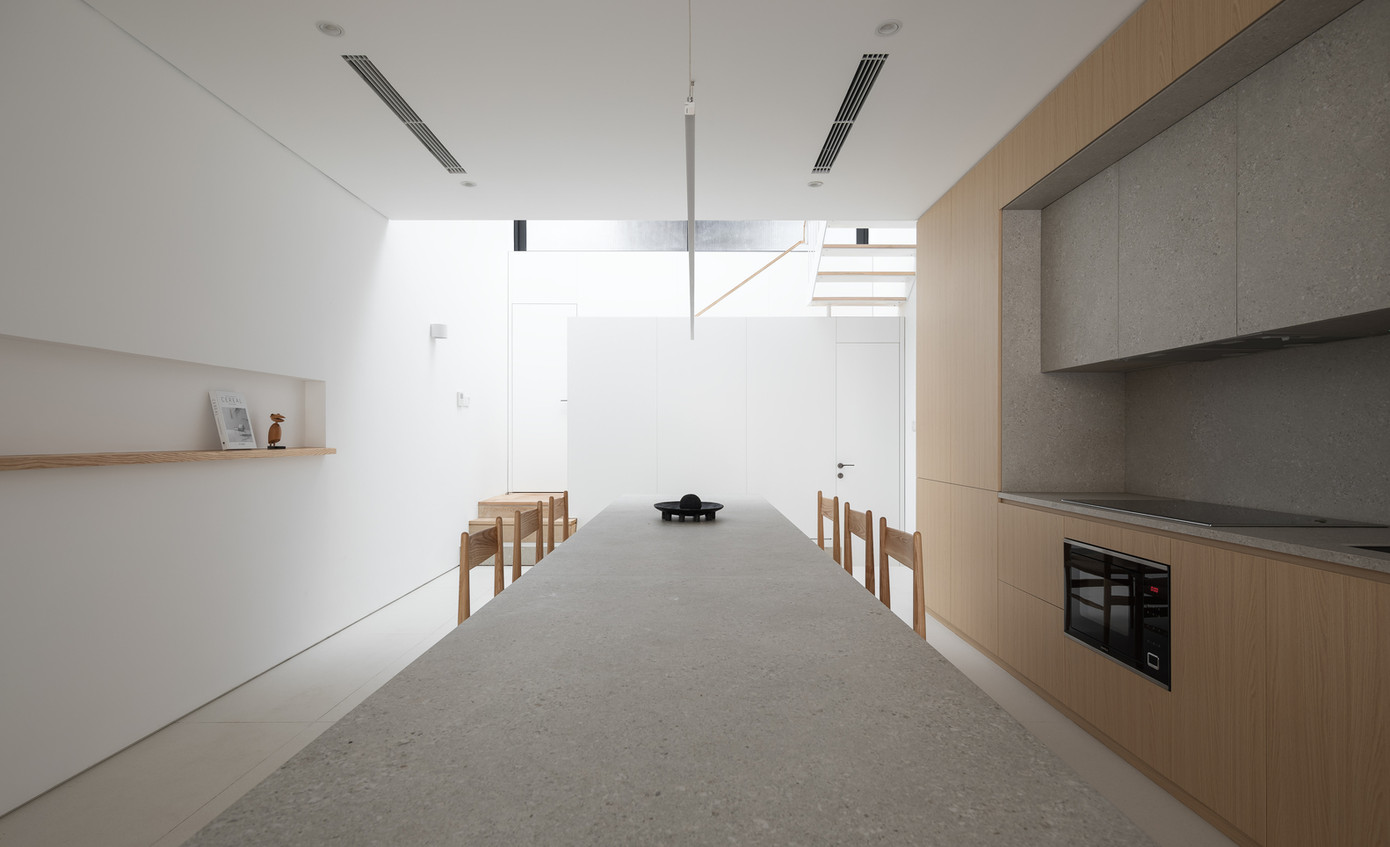 Ngôi nhà cách Vịnh Hạ Long 300m, nơi có khí hậu ven biển với hai mùa rõ rệt: mùa đông và mùa hạ. Nhiệt độ thay đổi nhiều giữa các mùa, cùng lượng lớn ánh sáng mặt trời và gió biển mát lạnh thổi quanh năm.