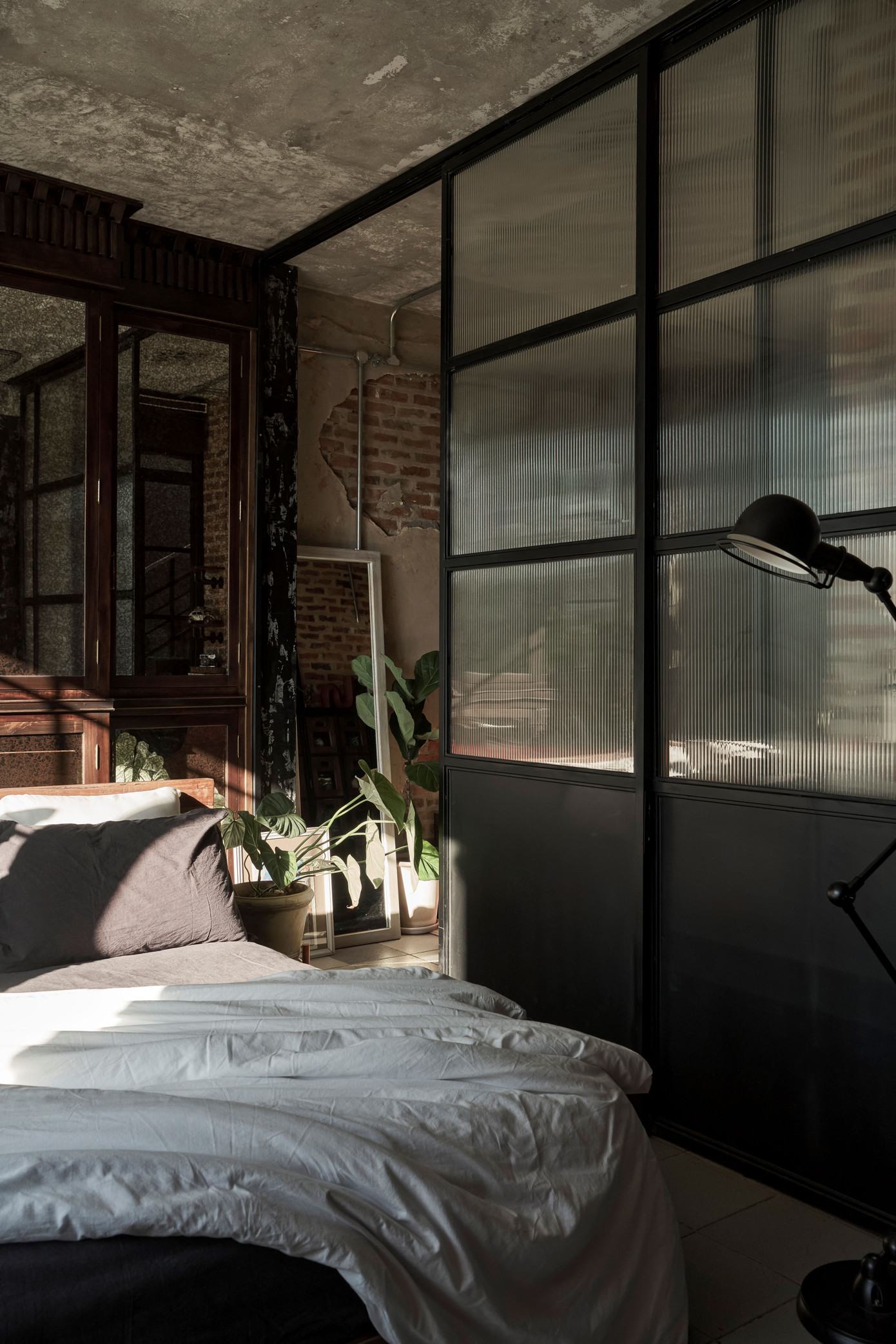 Những mảng gương lớn phản chiếu ánh sáng, khiến căn phòng trở nên ấm áp.