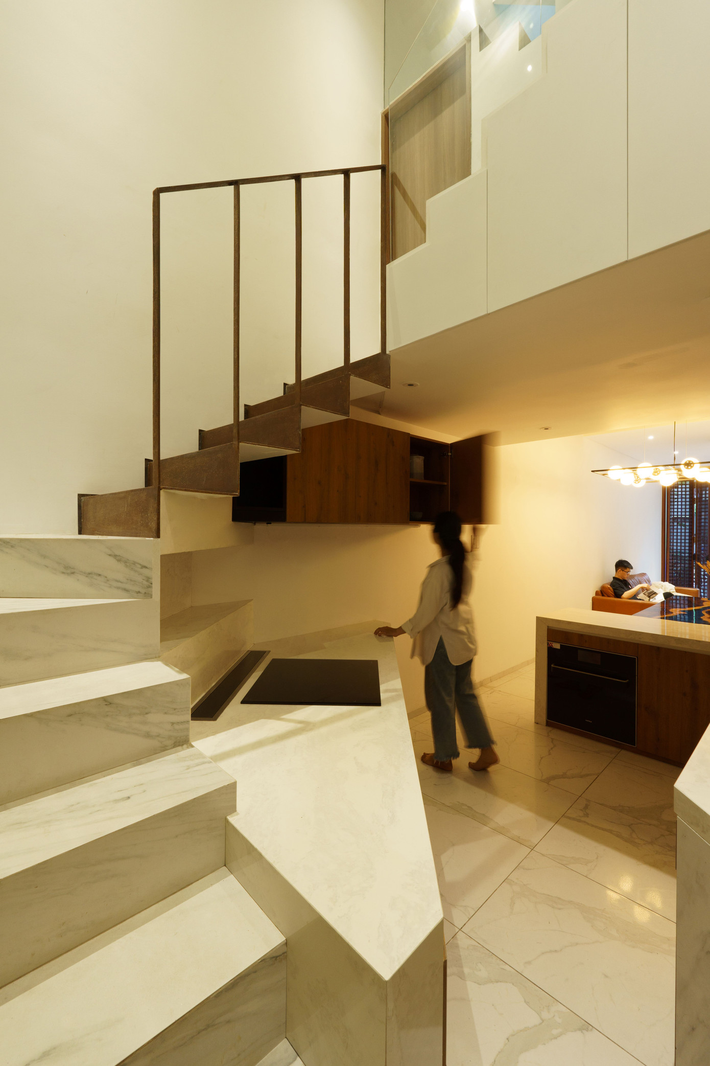 Khu vực bếp, ăn và phòng khách không có ngăn cách, tạo sự kết nối giữa các thành viên trong gia đình.