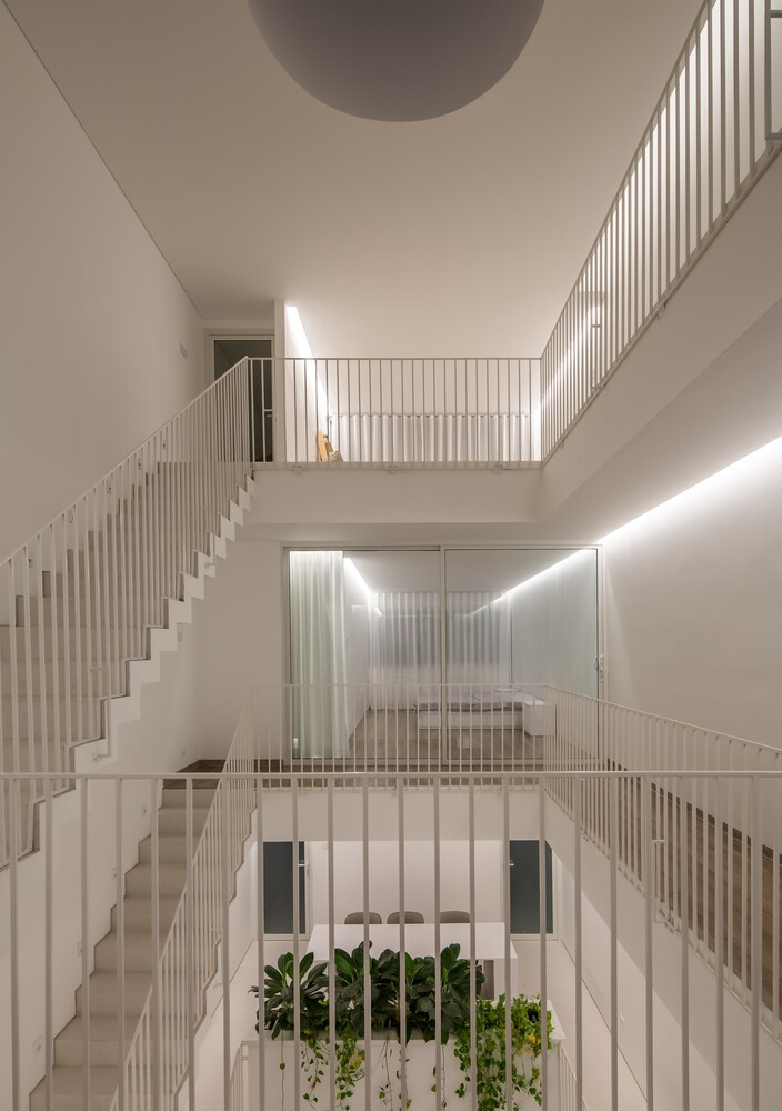 Tất cả các tầng mở ra với giếng trời ở trung tâm, phục vụ như một sự kết nối theo chiều dọc không gian.