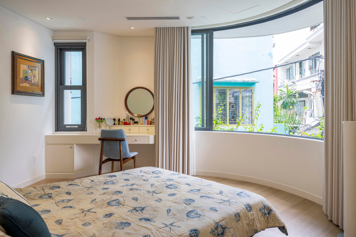 Góc nhà uốn cong ở tầng 2 được dành cho phòng ngủ chính của gia chủ với một hệ cửa sổ kính lớn tích hợp bồn cây được uốn cong. Góc nhà uốn cong ở tầng 2 được dành cho phòng ngủ chính của gia chủ với một hệ cửa sổ kính lớn tích hợp bồn cây được uốn cong.