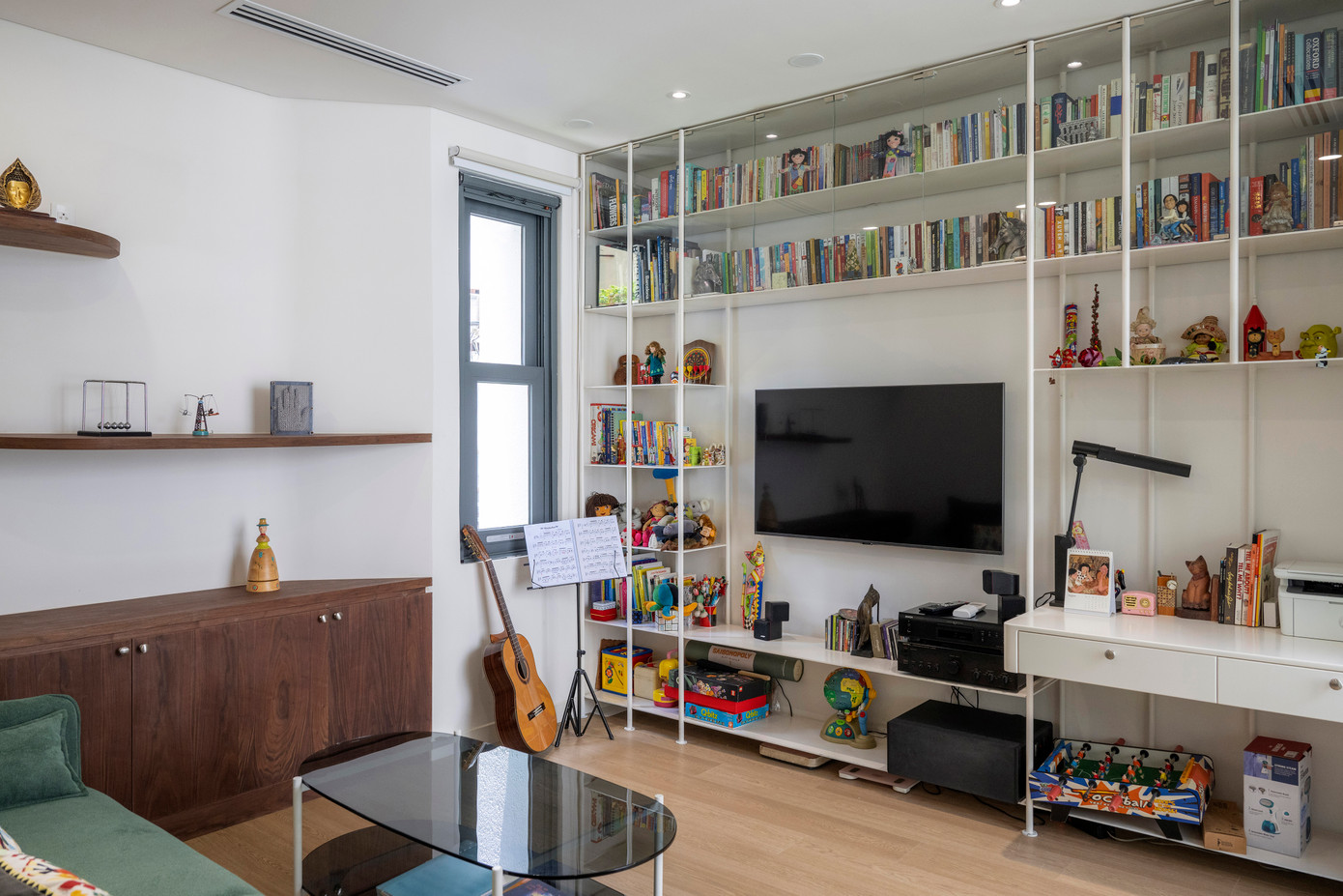 Không gian nội thất của ngôi nhà được thiết kế thoáng đãng, trong suốt và ngập tràn ánh sáng. Có một khu vườn bí mật với một cây sơ-ri lớn và nhiều loài cây cỏ thoắt ẩn thoắt hiện ở góc xa nhất của khu đất. Khu vườn bí mật đưa những vệt nắng dịu nhẹ cùng những làn gió mát lành vào đến trung tâm của ngôi nhà trong khi vẫn đảm bảo tính an ninh và riêng tư nhờ vào các bức tường rào xây gạch lỗ trang trí. Không gian nội thất của ngôi nhà được thiết kế thoáng đãng, trong suốt và ngập tràn ánh sáng. Có một khu vườn bí mật với một cây sơ-ri lớn và nhiều loài cây cỏ thoắt ẩn thoắt hiện ở góc xa nhất của khu đất. Khu vườn bí mật đưa những vệt nắng dịu nhẹ cùng những làn gió mát lành vào đến trung tâm của ngôi nhà trong khi vẫn đảm bảo tính an ninh và riêng tư nhờ vào các bức tường rào xây gạch lỗ trang trí.