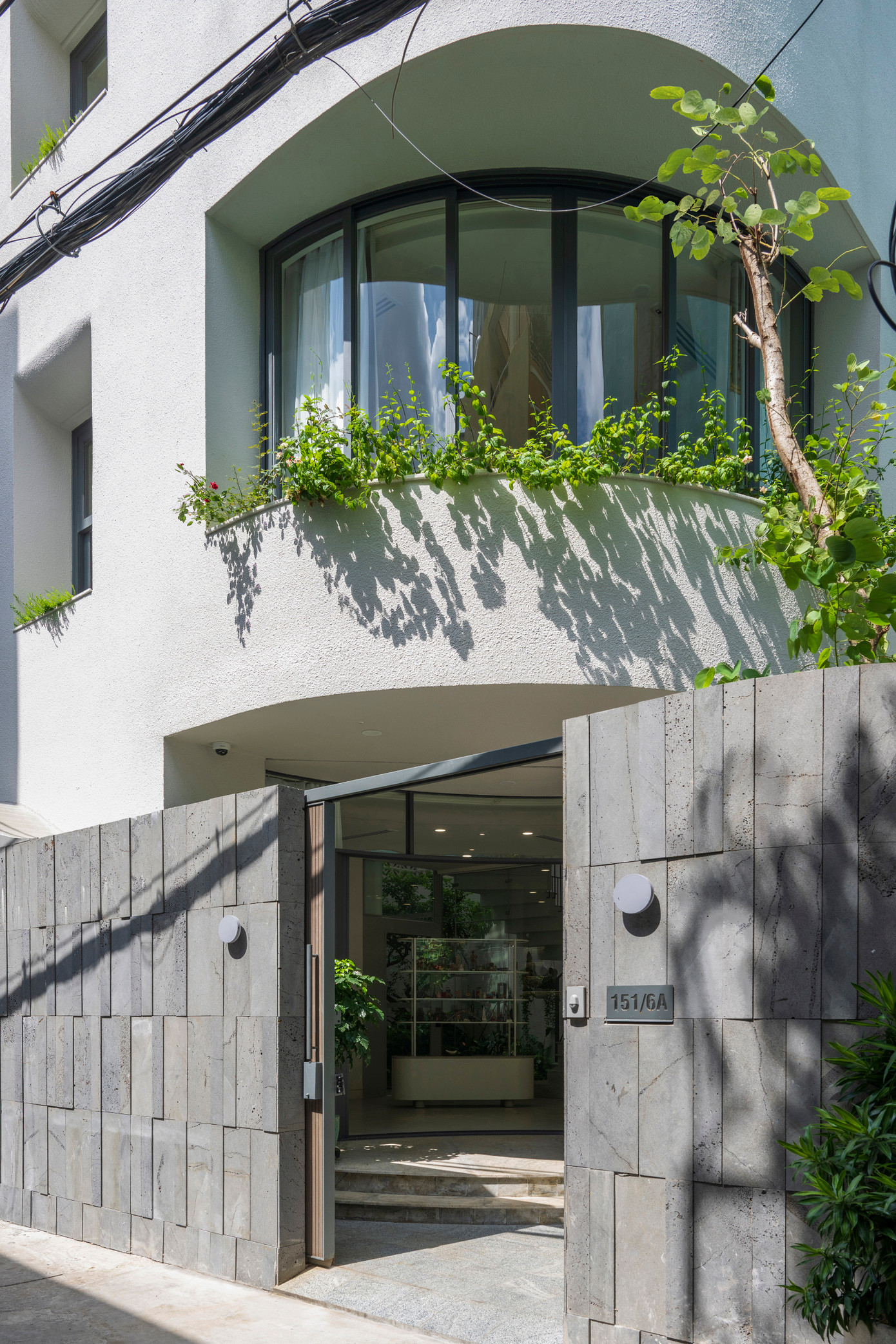 Gia chủ mong muốn được sống trong một ngôi nhà hiện đại và tiện nghi cùng với sân vườn rộng rãi và một thang máy để di chuyển lên xuống thuận tiện hơn. Gia chủ mong muốn được sống trong một ngôi nhà hiện đại và tiện nghi cùng với sân vườn rộng rãi và một thang máy để di chuyển lên xuống thuận tiện hơn.