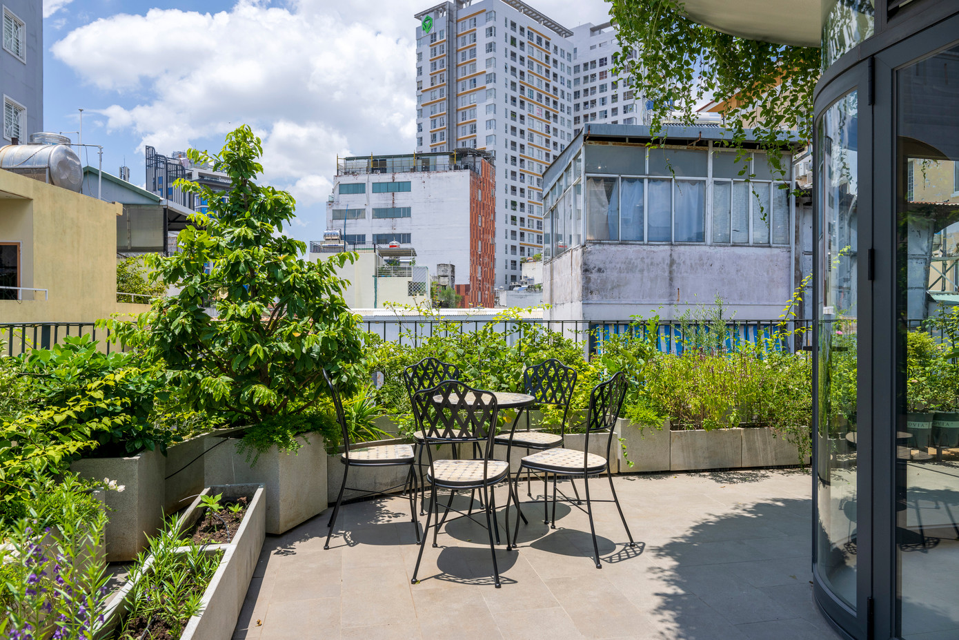 Ở tầng 3 có một khoảng sân vườn hình elip lùi vào trong với vô số loại cây trái và hoa lá muôn màu muôn vẻ. Ở tầng 3 có một khoảng sân vườn hình elip lùi vào trong với vô số loại cây trái và hoa lá muôn màu muôn vẻ.