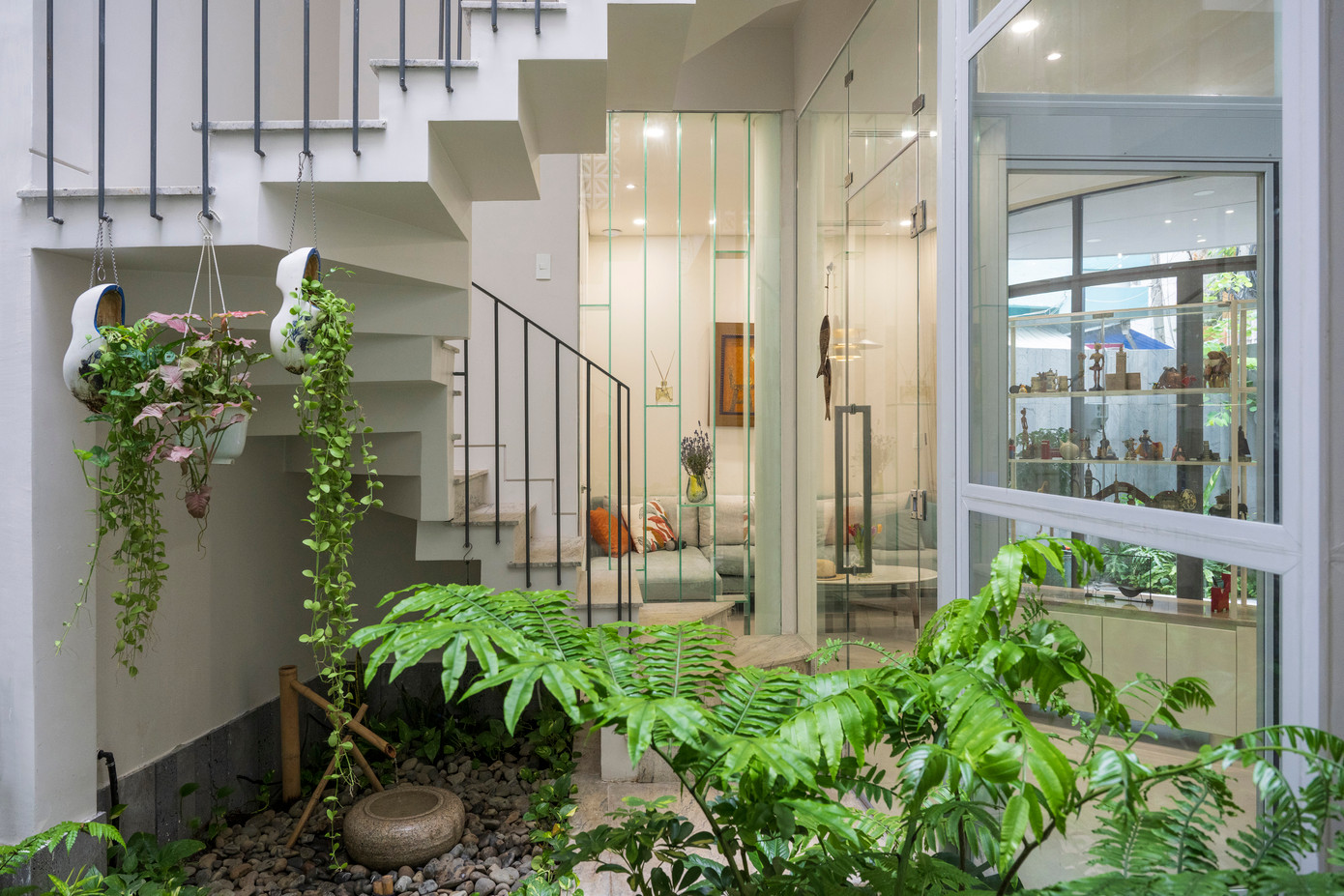 Không gian nội thất của ngôi nhà được thiết kế thoáng đãng, trong suốt và ngập tràn ánh sáng. Có một khu vườn bí mật với một cây sơ-ri lớn và nhiều loài cây cỏ thoắt ẩn thoắt hiện ở góc xa nhất của khu đất. Khu vườn bí mật đưa những vệt nắng dịu nhẹ cùng những làn gió mát lành vào đến trung tâm của ngôi nhà trong khi vẫn đảm bảo tính an ninh và riêng tư nhờ vào các bức tường rào xây gạch lỗ trang trí. Không gian nội thất của ngôi nhà được thiết kế thoáng đãng, trong suốt và ngập tràn ánh sáng. Có một khu vườn bí mật với một cây sơ-ri lớn và nhiều loài cây cỏ thoắt ẩn thoắt hiện ở góc xa nhất của khu đất. Khu vườn bí mật đưa những vệt nắng dịu nhẹ cùng những làn gió mát lành vào đến trung tâm của ngôi nhà trong khi vẫn đảm bảo tính an ninh và riêng tư nhờ vào các bức tường rào xây gạch lỗ trang trí.