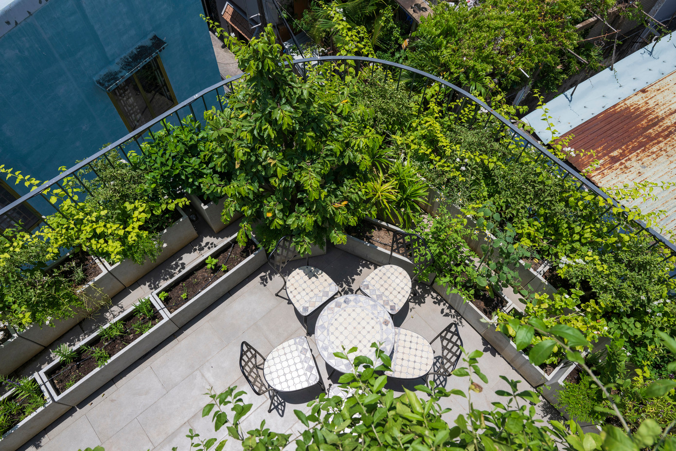 Ở tầng 3 có một khoảng sân vườn hình elip lùi vào trong với vô số loại cây trái và hoa lá muôn màu muôn vẻ. Ở tầng 3 có một khoảng sân vườn hình elip lùi vào trong với vô số loại cây trái và hoa lá muôn màu muôn vẻ.