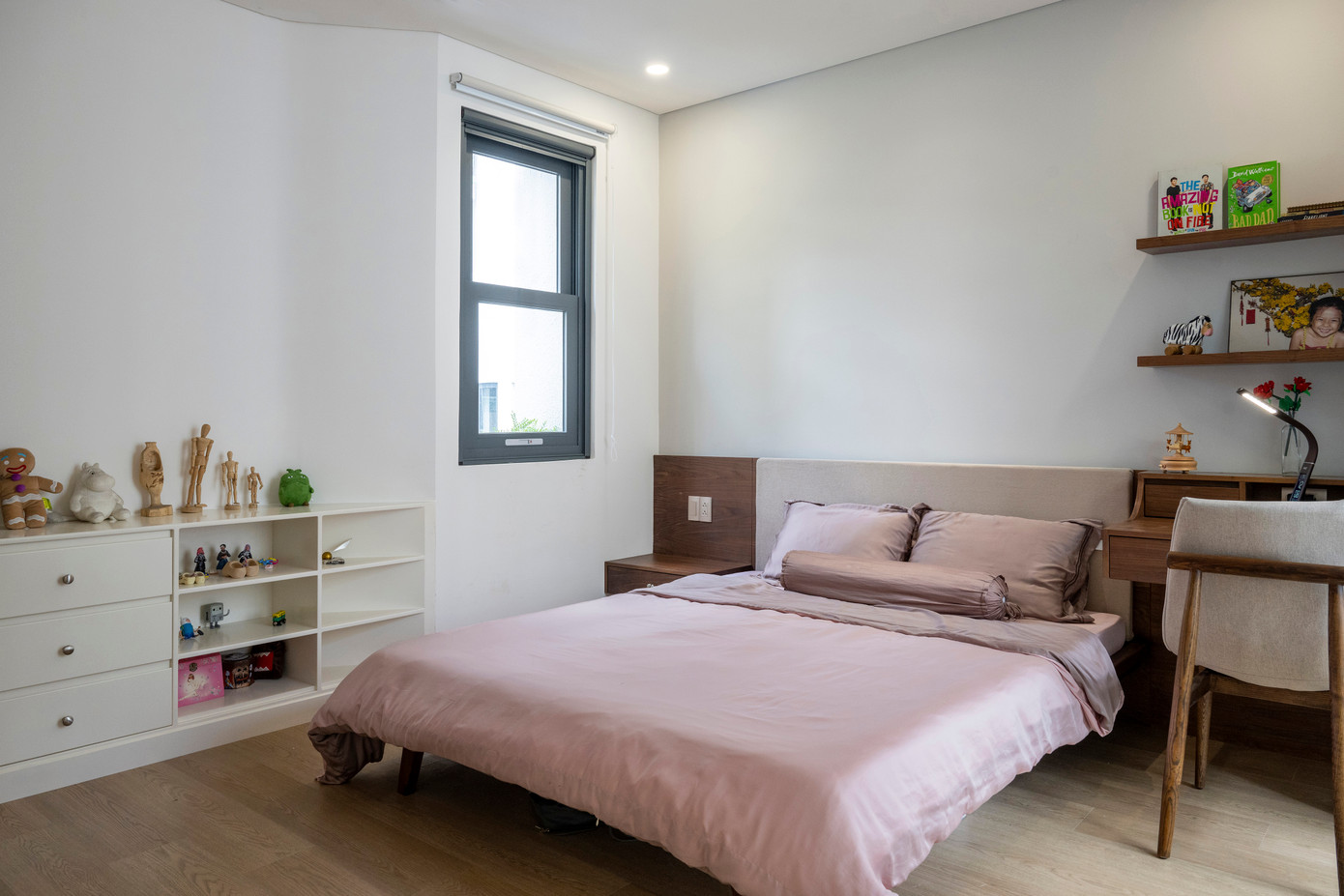 Góc nhà uốn cong ở tầng 2 được dành cho phòng ngủ chính của gia chủ với một hệ cửa sổ kính lớn tích hợp bồn cây được uốn cong. Góc nhà uốn cong ở tầng 2 được dành cho phòng ngủ chính của gia chủ với một hệ cửa sổ kính lớn tích hợp bồn cây được uốn cong.