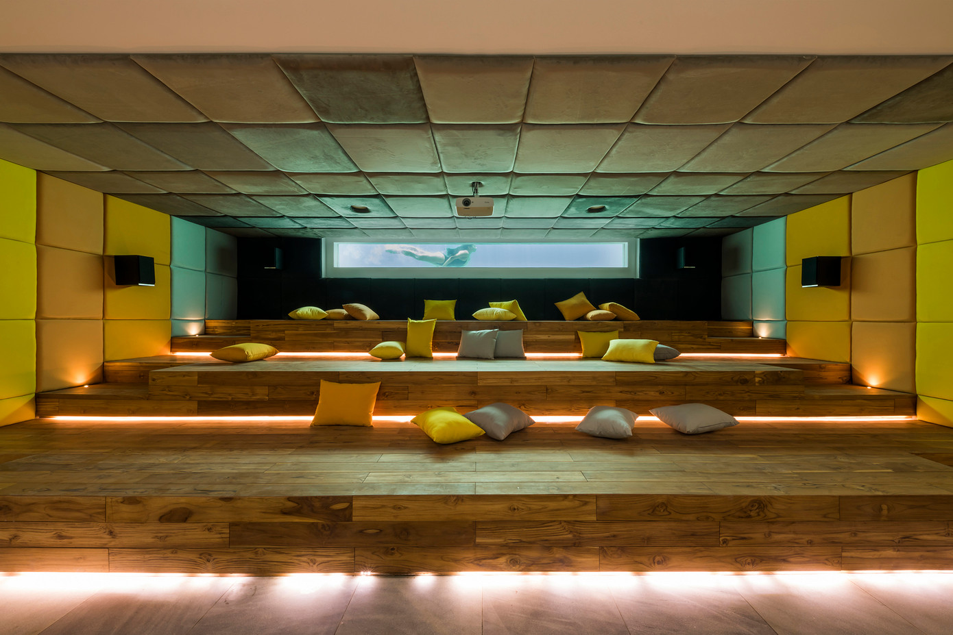 Sàn boong là không gian chính nơi phòng ăn, bếp và phòng ngủ hợp thành một không gian duy nhất kết nối liền mạch với không gian ngoài trời. Trần cao có một gác lửng, với dãy phòng ngủ nhìn ra nhà bếp. Hộp gỗ chứa tầng một với hai dãy phòng ngủ.