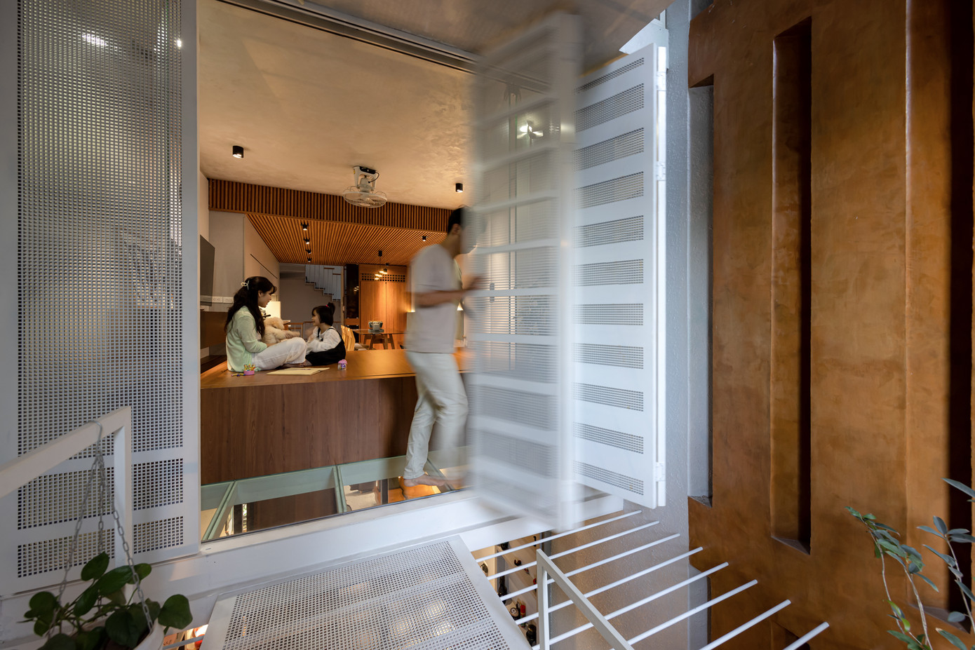 Sàn thép kết nối không gian bên trong và ngoài ngôi nhà. Sàn thép kết nối không gian bên trong và ngoài ngôi nhà.