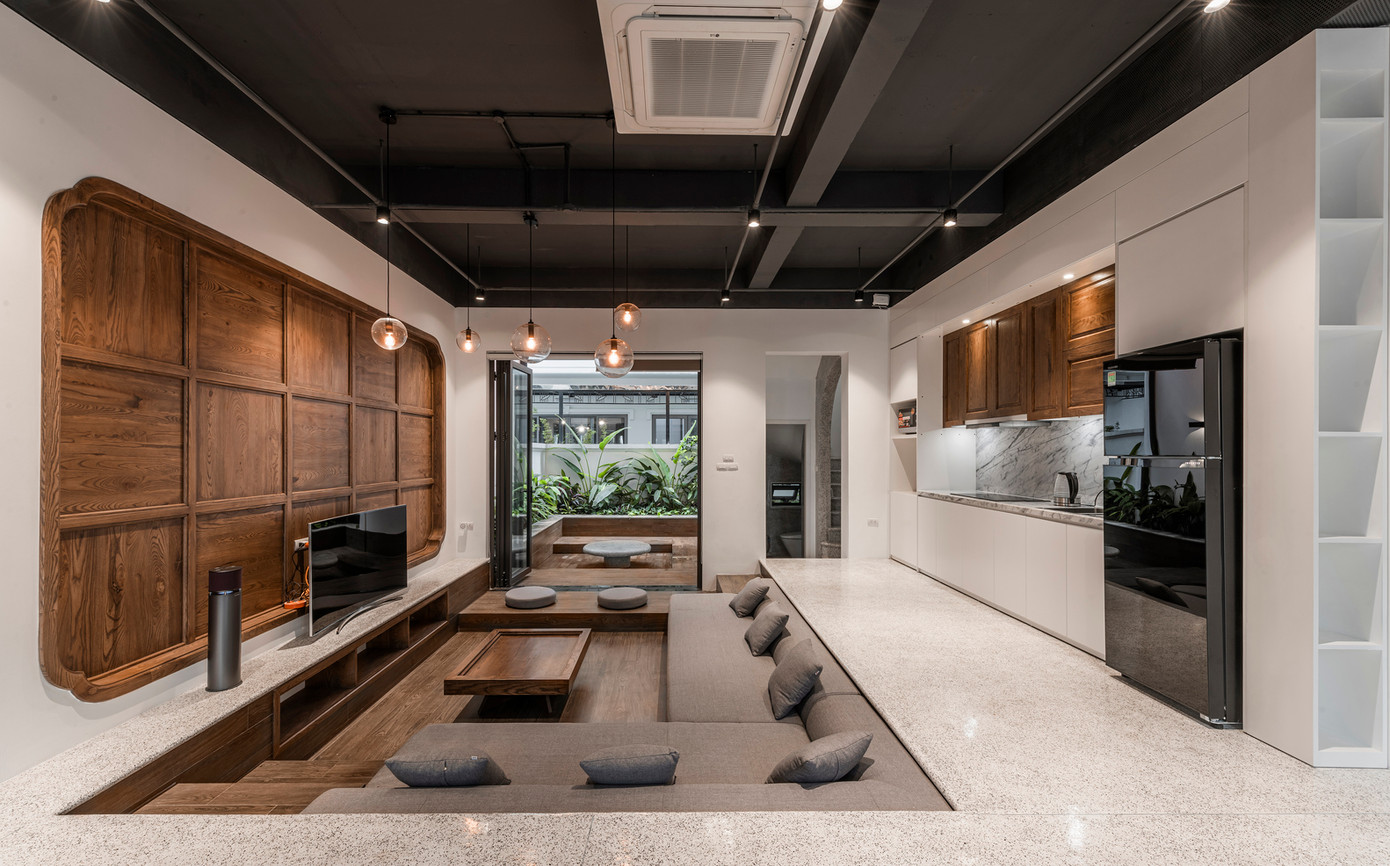 Gỗ sồi tự nhiên được dùng trên tường tầng 1, tạo nên nét truyền thống, hoài cổ. Gỗ sồi tự nhiên được dùng trên tường tầng 1, tạo nên nét truyền thống, hoài cổ.