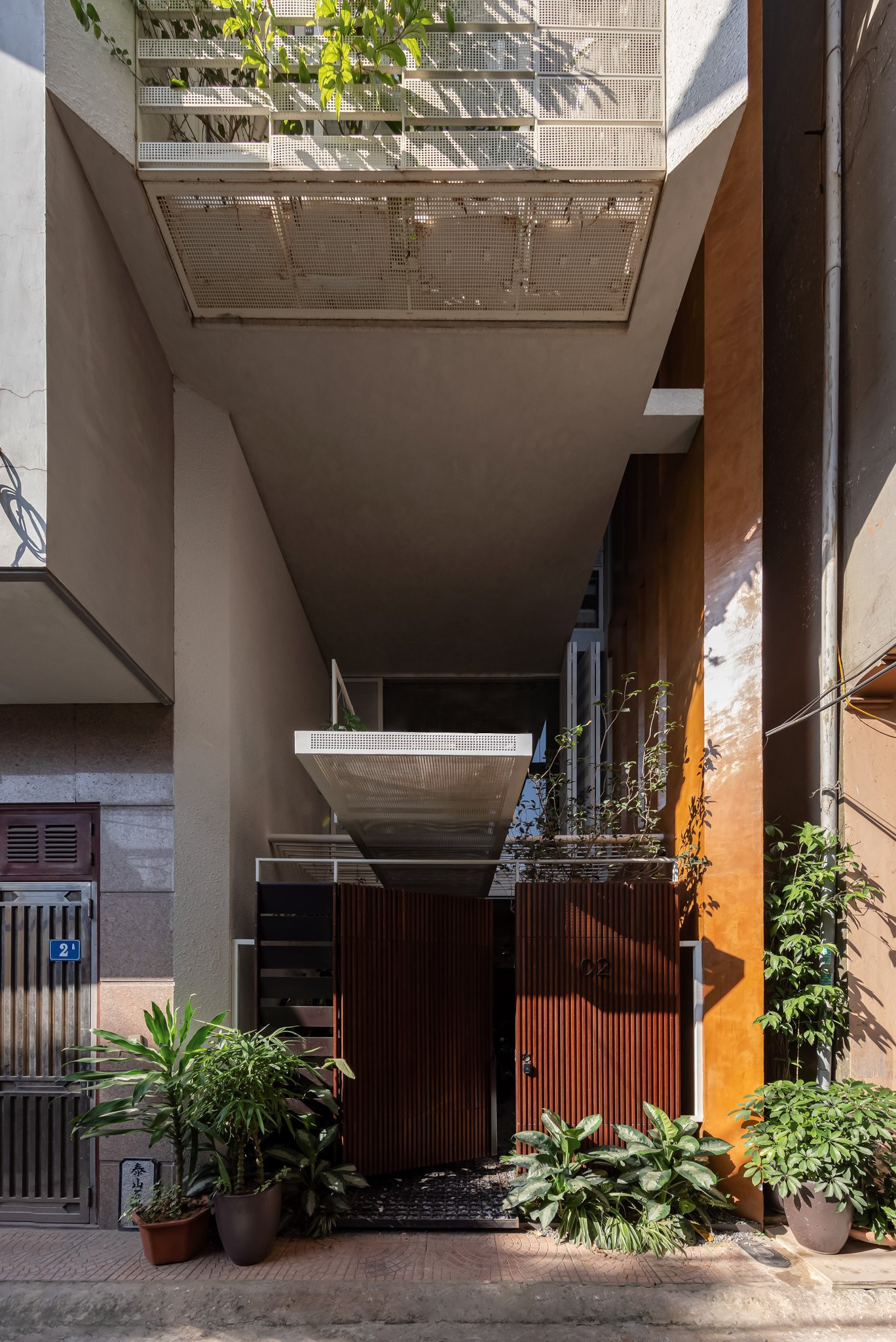 Mặt tiền mở để lấy ánh sáng và lưu thông không khí cho ngôi nhà. Mặt tiền mở để lấy ánh sáng và lưu thông không khí cho ngôi nhà.