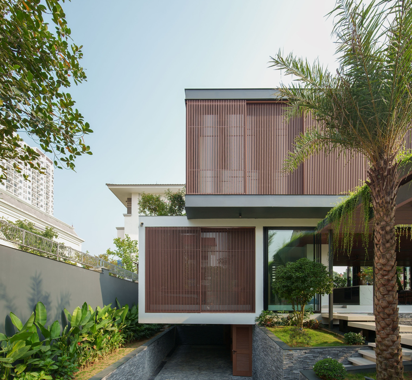 Hệ thống lam che nắng bằng nhựa tái chế và gỗ bao phủ, hạn chế tia UV.