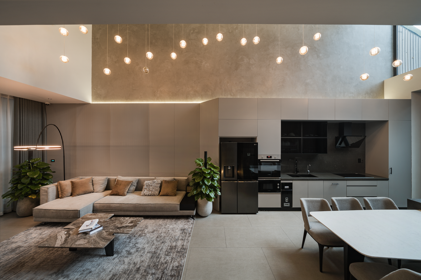 Phòng bếp và phòng khách không có vách ngăn, tạo cảm giác thông thoáng.