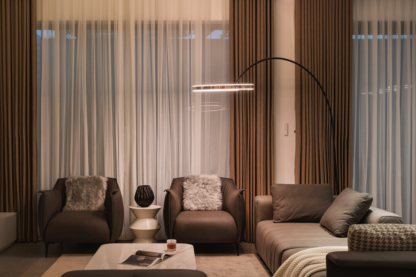 Những chiếc ghế sofa bọc da đắt tiền là nơi thư giãn mỗi buổi tối của gia đình. Những chiếc ghế sofa bọc da đắt tiền là nơi thư giãn mỗi buổi tối của gia đình.